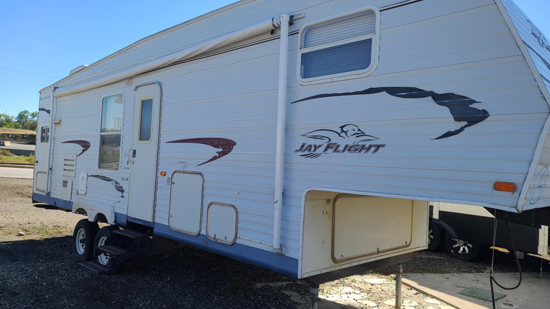 2004 White Jayco Jay Flight 28.5 RKS , located at 923 US HWY 87 E., Billings, MT, 59101, (406) 245-0456, 45.795788, -108.451881 - 2004 Jayco Jay flight 28.5 RKS. 28 1/2 ft fifth wheel with one slide, front queen walk around bed, rear kitchen, rear hitch, A/C, hot water, furnace, booth dinette and Jackknife couch both make into beds, could sleep 6. John at 406-208-0659 - Photo#1