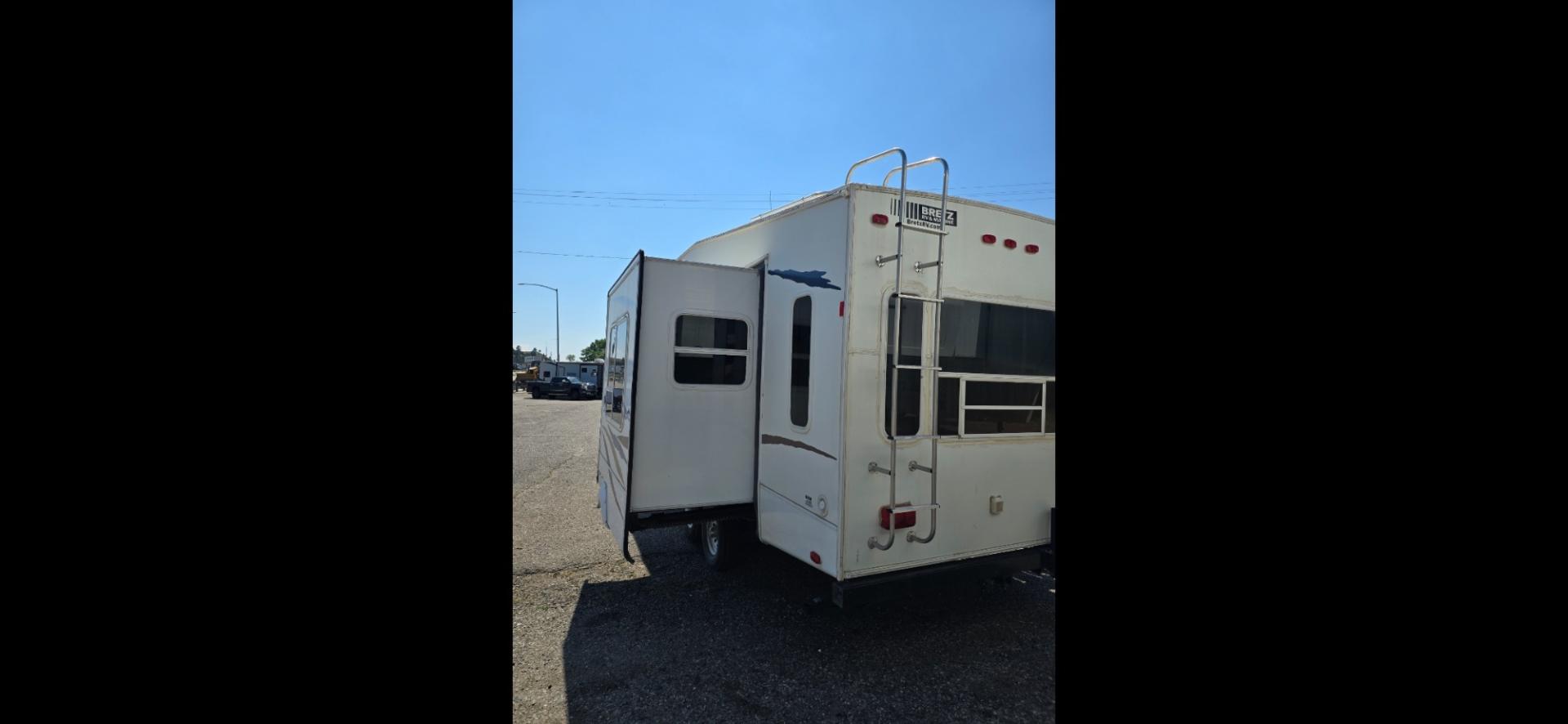 2007 White Forest River Wildcat , located at 923 US HWY 87 E., Billings, MT, 59101, (406) 245-0456, 45.795788, -108.451881 - This is a very nice 25' fifth wheel with 1 slide, Front queen walk around bed, Rear living room, Rear boat hitch With lights, Booth dinette and couch both make into beds, Could sleep 6, Immaculate!! A/C, Hot water, Furnace. Model 24RL. Dry weight. 6730 lbs. John at 4062080659. - Photo#2