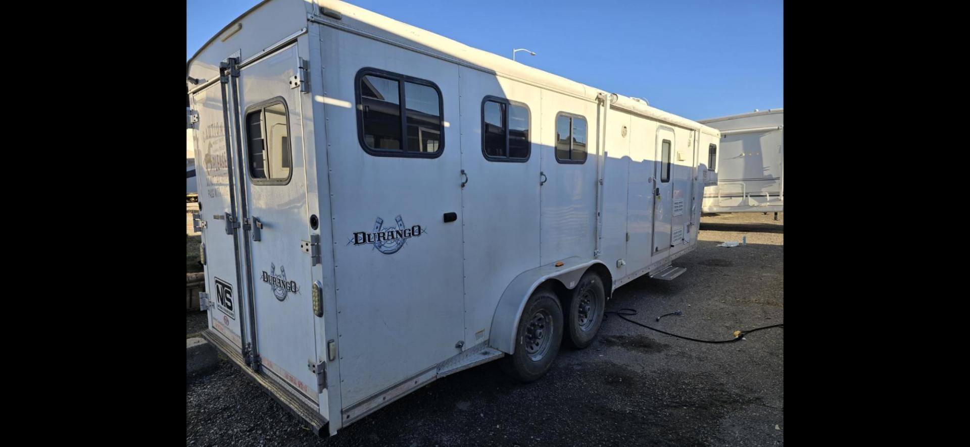 2014 White HHT 3 Horse LQ , located at 923 US HWY 87 E., Billings, MT, 59101, (406) 245-0456, 45.795788, -108.451881 - 3 horse slant 30' overall length with Living Quarters. 9' shortwall, 6' 7" door opening, horse area short side 10' long side 14'. A/C, forced air heat, awning, bigfoot hydraulic jack. Collapsible and removable rear tack. Aluminum on steel. John 4062080659. - Photo#2