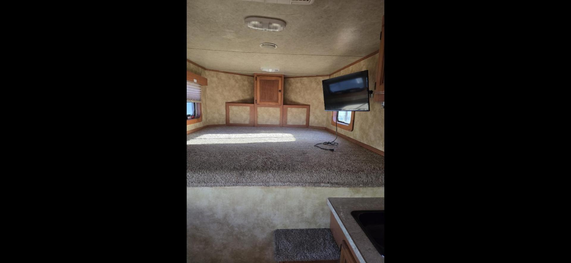 2014 White HHT 3 Horse LQ , located at 923 US HWY 87 E., Billings, MT, 59101, (406) 245-0456, 45.795788, -108.451881 - 3 horse slant 30' overall length with Living Quarters. 9' shortwall, 6' 7" door opening, horse area short side 10' long side 14'. A/C, forced air heat, awning, bigfoot hydraulic jack. Collapsible and removable rear tack. Aluminum on steel. John 4062080659. - Photo#5