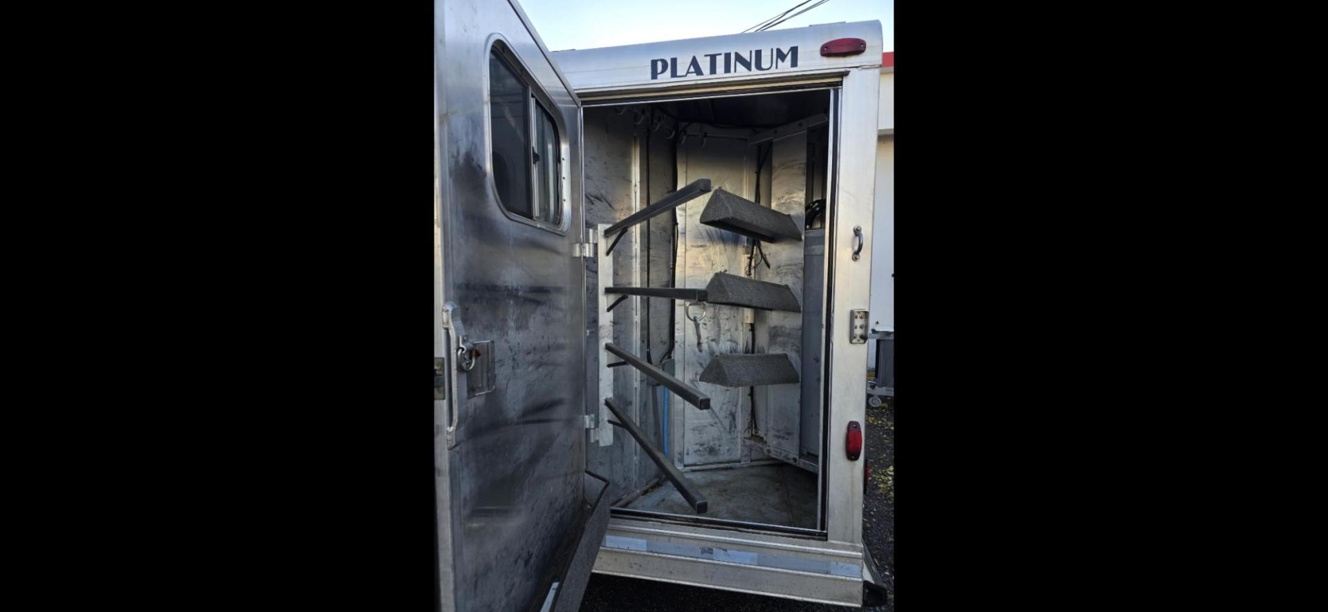 2005 Silver Platinum 4 horse LQ , located at 923 US HWY 87 E., Billings, MT, 59101, (406) 245-0456, 45.795788, -108.451881 - 2005 Platinum Four horse with LQ READY TO RODEO!!!! Fabulous shape and located in Billings MT. 4 horse with 12' LQ, front queen bed, rear double bunks. Walk through door, mangers, huge side tack with fold out pad rack. Aluminum on aluminum. Wired and plumbed for generator.15 gallon fuel tank. Flo - Photo#4