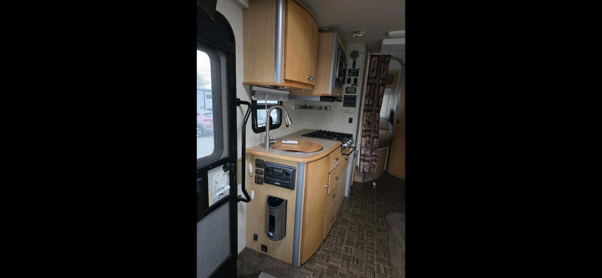 2007 Tan Winnebago View , located at 923 US HWY 87 E., Billings, MT, 59101, (406) 245-0456, 45.795788, -108.451881 - Photo#3