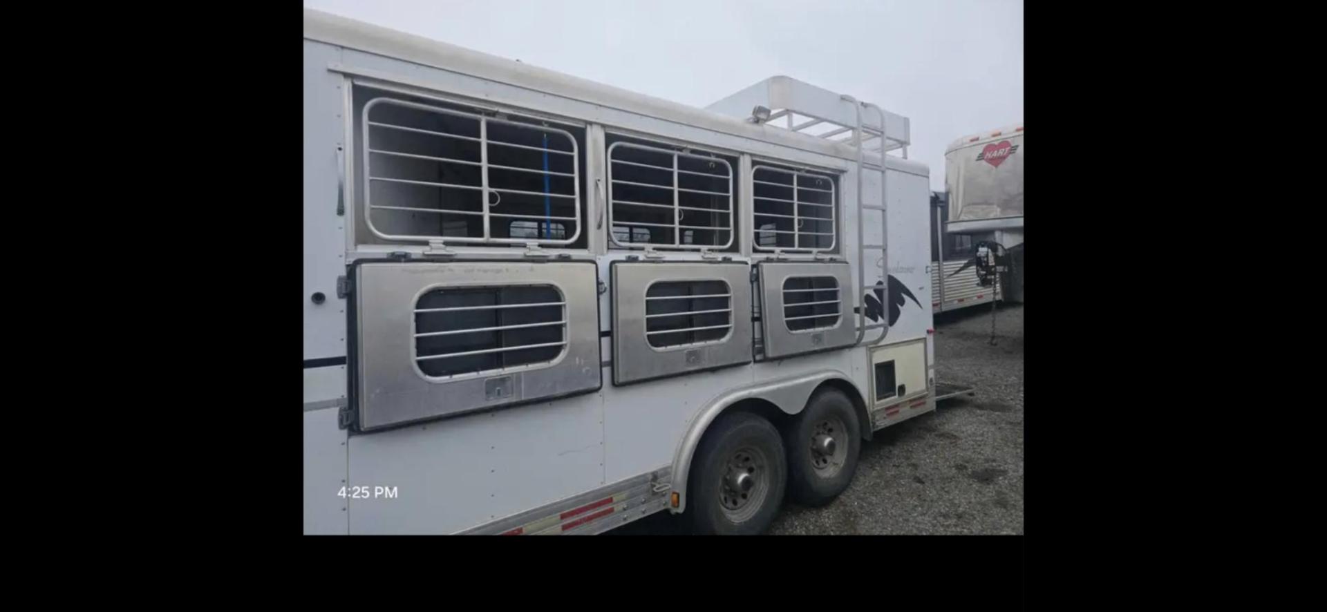 1998 Sundowner Sierra , located at 923 US HWY 87 E., Billings, MT, 59101, (406) 245-0456, 45.795788, -108.451881 - 1998 Sundowner Sierra 3 Horse LQ Located in Billings MT $21,900 1998 Sundowner Sierra 3 horse 8' wide, overall length 37', floor is 31' long, 11' short wall, 12' 5" long side. Aluminum on aluminum. Onan 4k gen w remote start... Rear fold down ramp... Mangers... drop down windows front side - Photo#3