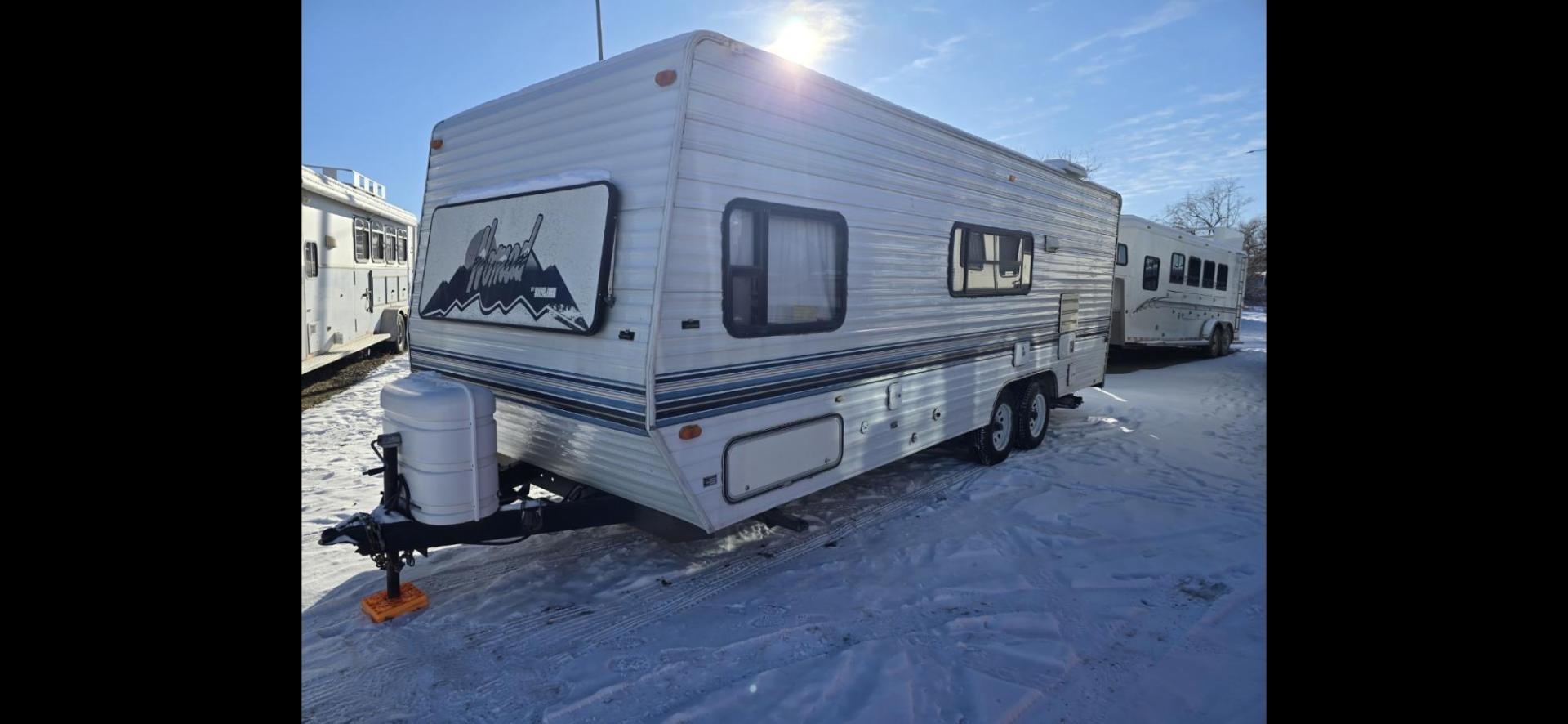 1997 White Nomad Skyline , located at 923 US HWY 87 E., Billings, MT, 59101, (406) 245-0456, 45.795788, -108.451881 - Photo#2