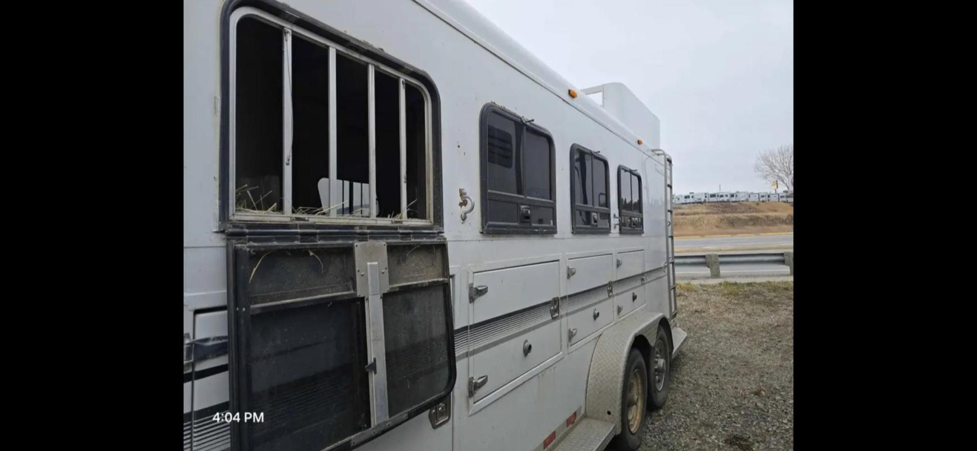 2002 White Trailswest Sierra , located at 923 US HWY 87 E., Billings, MT, 59101, (406) 245-0456, 45.795788, -108.451881 - 2002 Trails West 4 horse slant w/ mangers... front queen bed...Booth dinette makes into a bed...a/c... forced air heat... shower... 6 gallon dsi water heater... hay pod... full awning... storage under mangers... rear fold out tack. Aluminum on steel. Ready to rodeo. WE CERTIFY OUR USED TRAILERS !!! - Photo#3