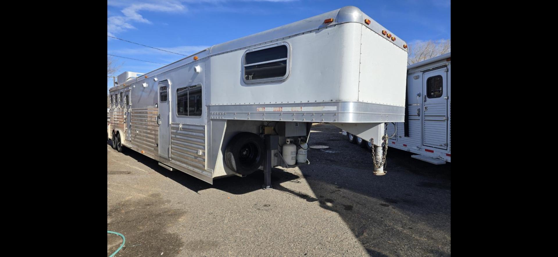 2004 Silver Four Star 4 horse LQ , located at 923 US HWY 87 E., Billings, MT, 59101, (406) 245-0456, 45.795788, -108.451881 - Located in Billings MT $41,900 READY TO RODEO Absolutely Gorgeous 4 horse slant with OUTLAW CONVERSION!!!! 8' wide, front queen bed, two couches that fold down to beds, aluminum on aluminum, mangers, fold down windows on both sides, onan 4000 watt generator, Hay rack, A/C, furnace, hot wate - Photo#0