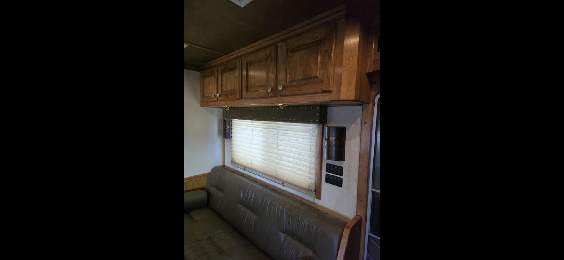 2004 Silver Four Star 4 horse LQ , located at 923 US HWY 87 E., Billings, MT, 59101, (406) 245-0456, 45.795788, -108.451881 - Located in Billings MT $41,900 READY TO RODEO Absolutely Gorgeous 4 horse slant with OUTLAW CONVERSION!!!! 8' wide, front queen bed, two couches that fold down to beds, aluminum on aluminum, mangers, fold down windows on both sides, onan 4000 watt generator, Hay rack, A/C, furnace, hot wate - Photo#13