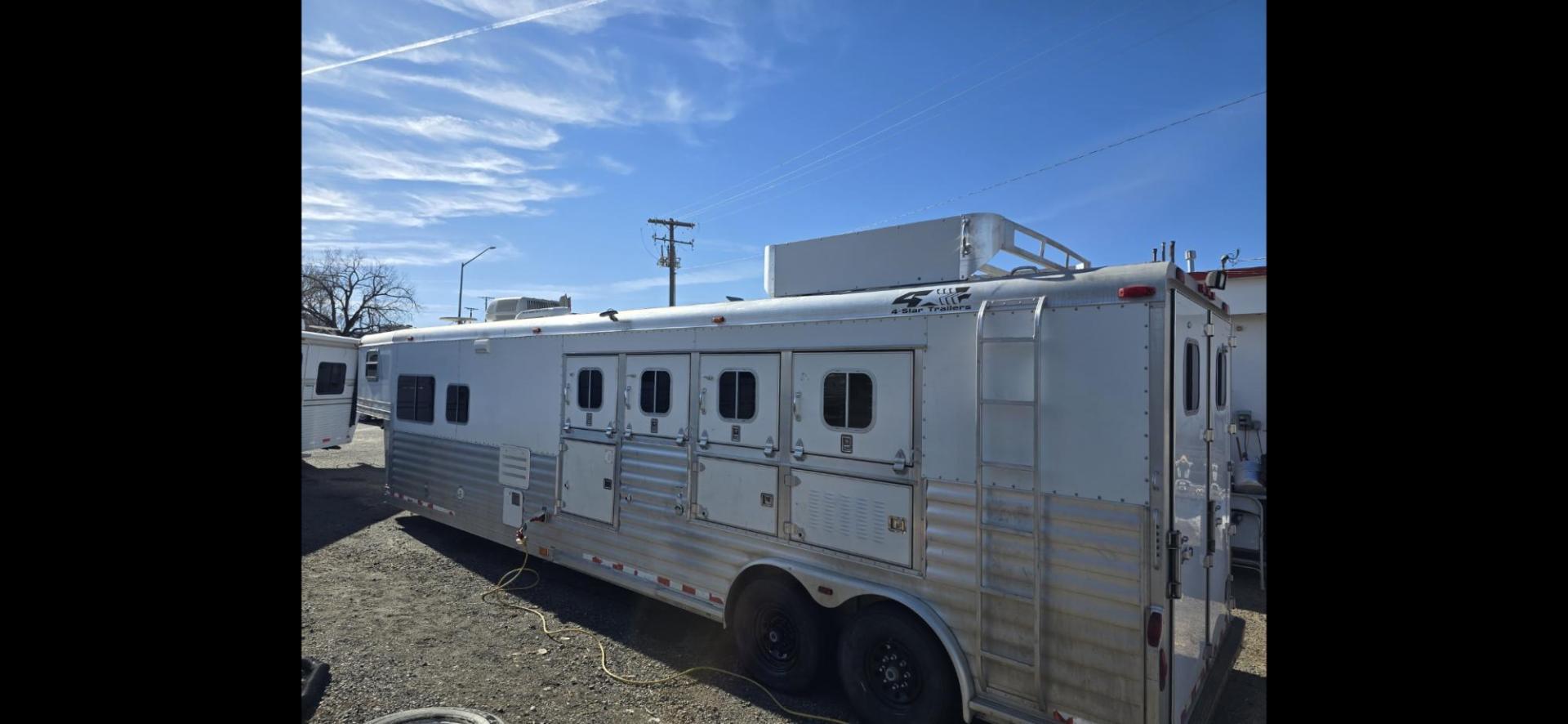 2004 Silver Four Star 4 horse LQ , located at 923 US HWY 87 E., Billings, MT, 59101, (406) 245-0456, 45.795788, -108.451881 - Located in Billings MT $41,900 READY TO RODEO Absolutely Gorgeous 4 horse slant with OUTLAW CONVERSION!!!! 8' wide, front queen bed, two couches that fold down to beds, aluminum on aluminum, mangers, fold down windows on both sides, onan 4000 watt generator, Hay rack, A/C, furnace, hot wate - Photo#2