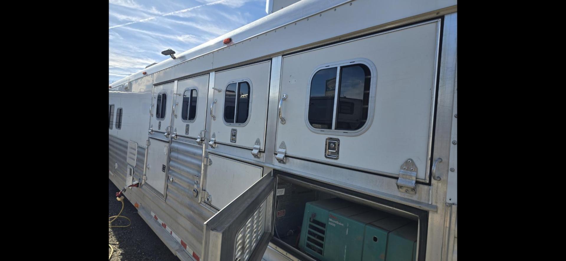 2004 Silver Four Star 4 horse LQ , located at 923 US HWY 87 E., Billings, MT, 59101, (406) 245-0456, 45.795788, -108.451881 - Located in Billings MT $41,900 READY TO RODEO Absolutely Gorgeous 4 horse slant with OUTLAW CONVERSION!!!! 8' wide, front queen bed, two couches that fold down to beds, aluminum on aluminum, mangers, fold down windows on both sides, onan 4000 watt generator, Hay rack, A/C, furnace, hot wate - Photo#3