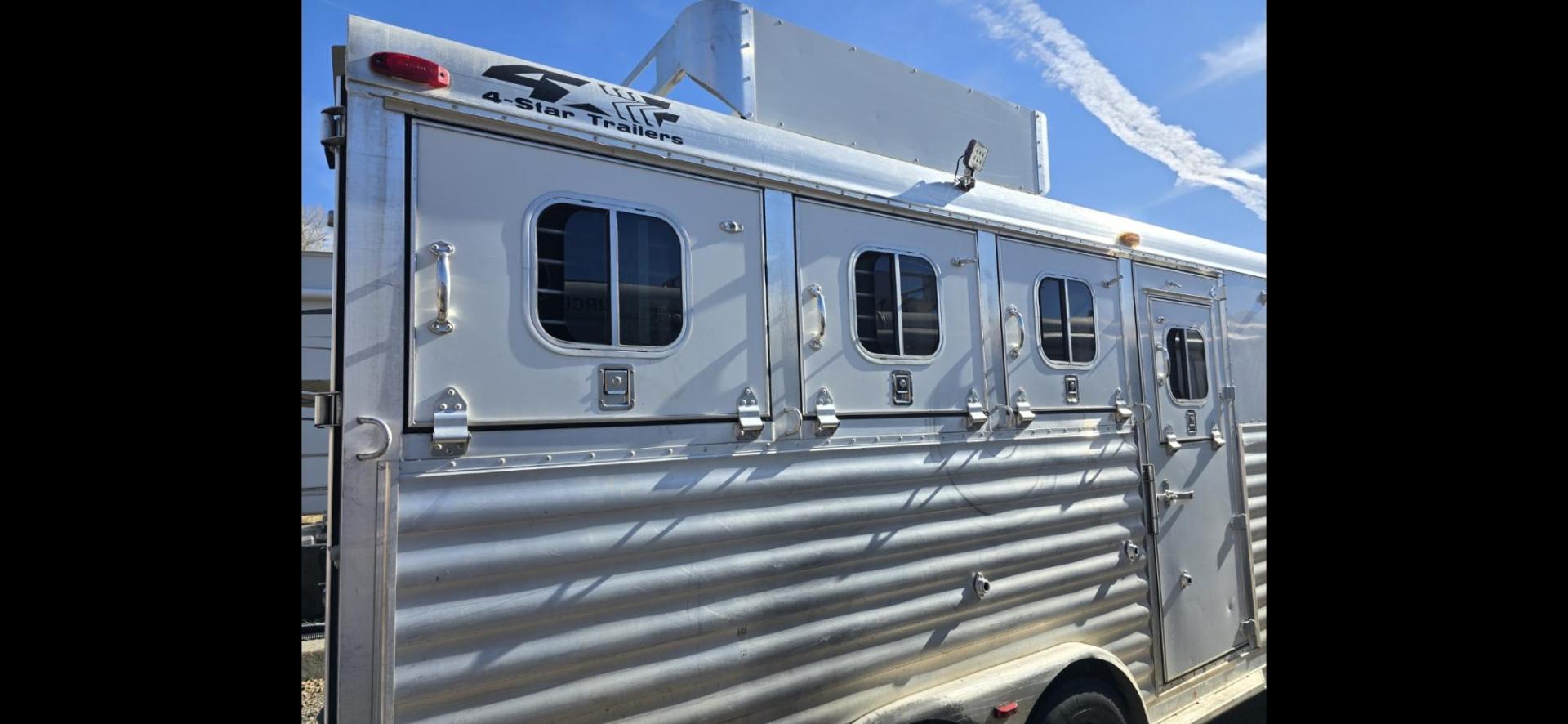 2004 Silver Four Star 4 horse LQ , located at 923 US HWY 87 E., Billings, MT, 59101, (406) 245-0456, 45.795788, -108.451881 - Located in Billings MT $41,900 READY TO RODEO Absolutely Gorgeous 4 horse slant with OUTLAW CONVERSION!!!! 8' wide, front queen bed, two couches that fold down to beds, aluminum on aluminum, mangers, fold down windows on both sides, onan 4000 watt generator, Hay rack, A/C, furnace, hot wate - Photo#4