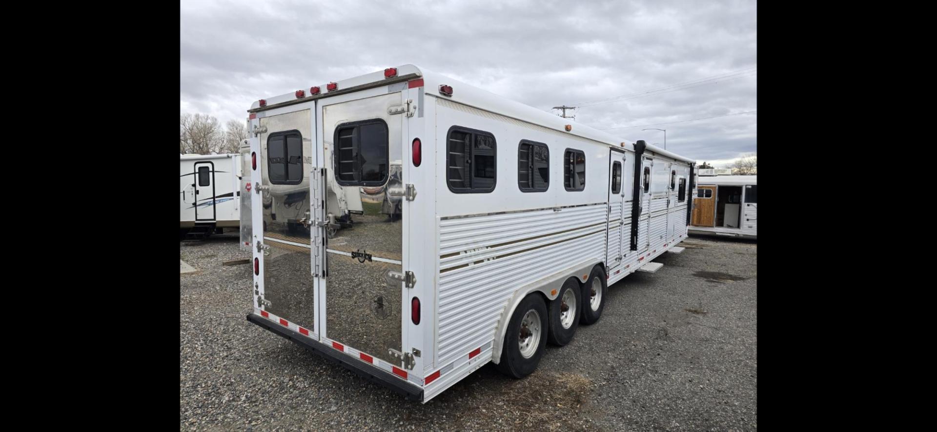 2001 White Sidekick 4 Horse LQ , located at 923 US HWY 87 E., Billings, MT, 59101, (406) 245-0456, 45.795788, -108.451881 - Photo#2
